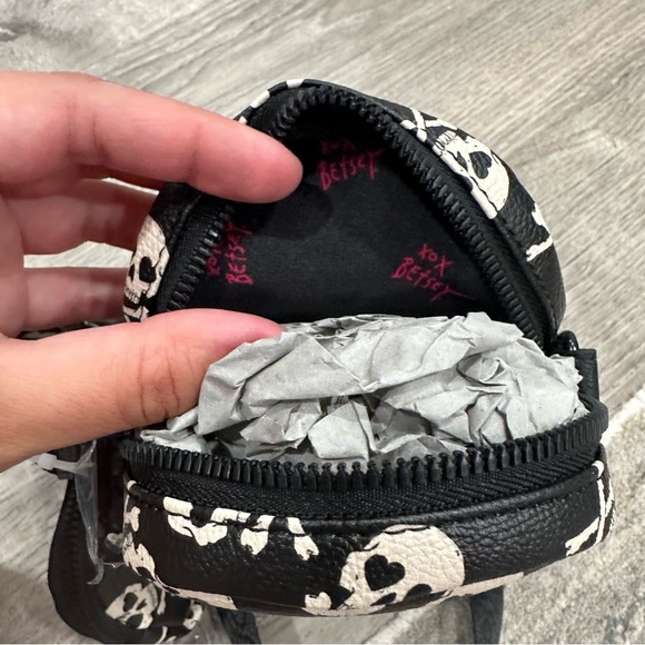Betsey Johnson XOMINDY Black & White Skull & Crossbones Crossbody With Pouch NWT - Picture 6 of 6